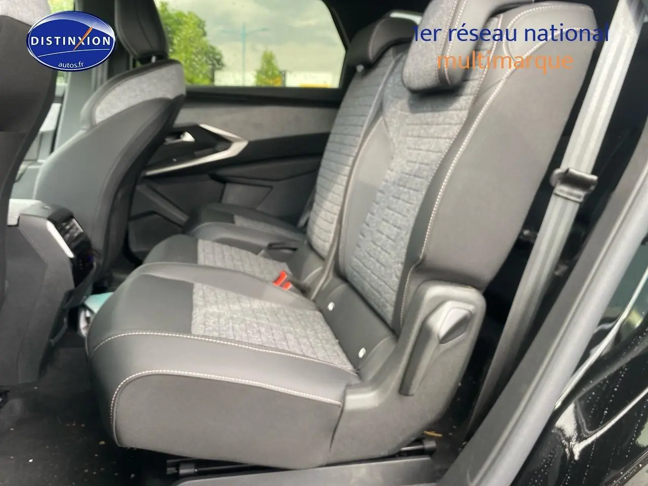 Vue latérale intérieure montrant les sièges arrière gris et noirs du Peugeot 5008 Hybrid 145 allure e-dcs6 noir 2025.