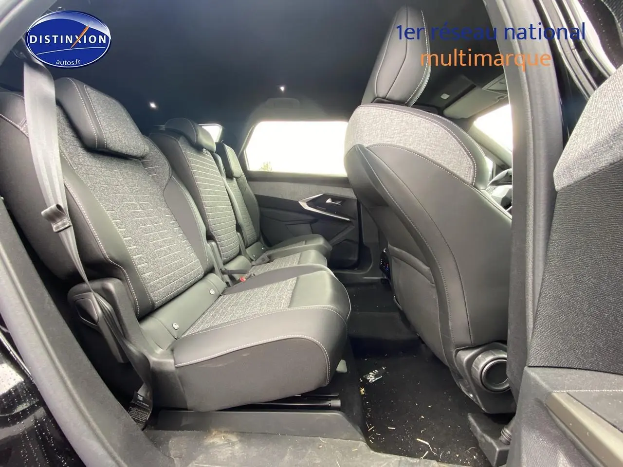 Vue intérieure côté gauche des sièges arrière en tissu gris et cuir noir du Peugeot 5008 Hybrid 145 allure e-dcs6 noir 2025.