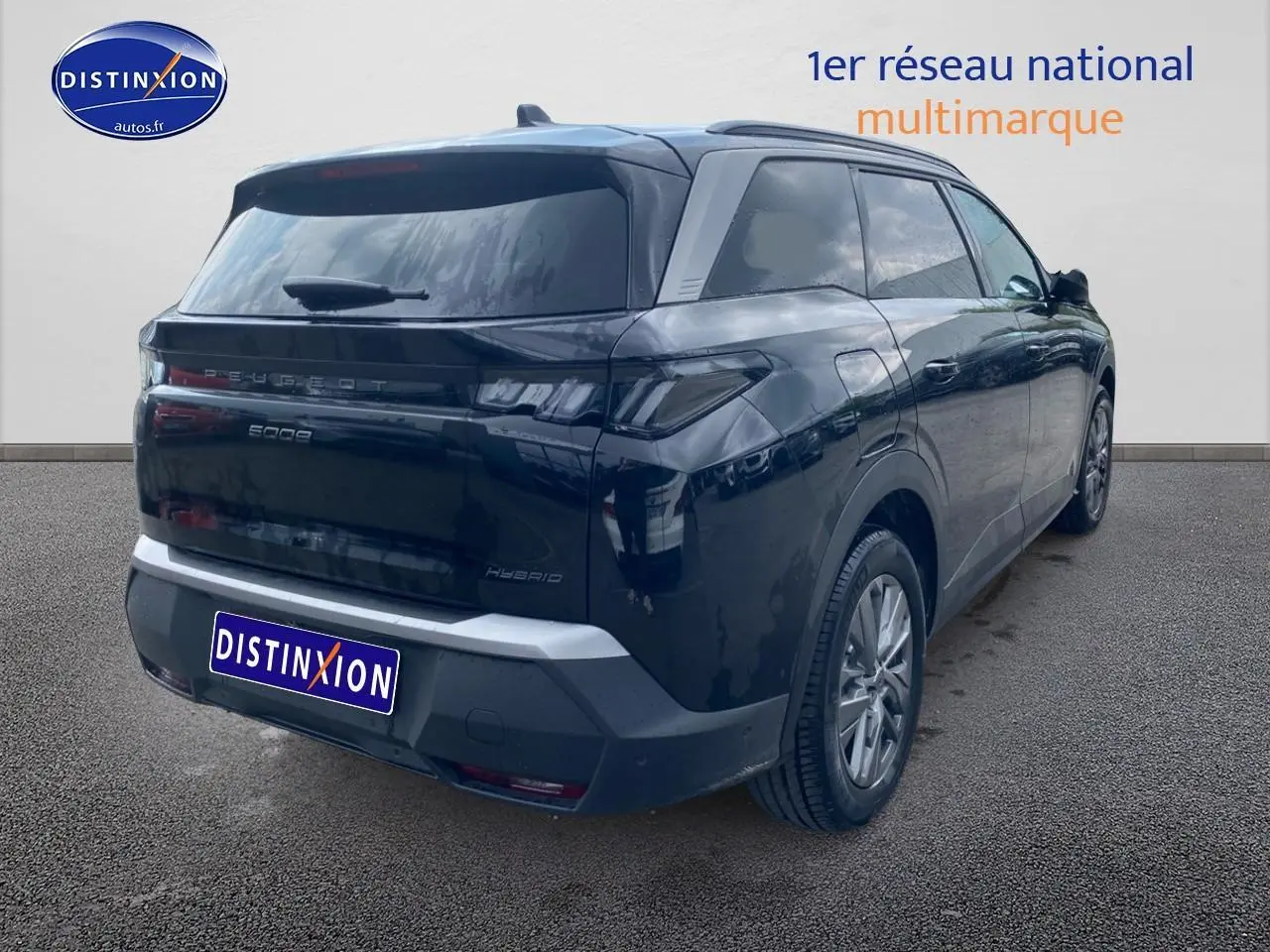 Vue 3/4 arrière droite d'un Peugeot 5008 noir 2025 avec feux arrière LED et vitres surteintées.
