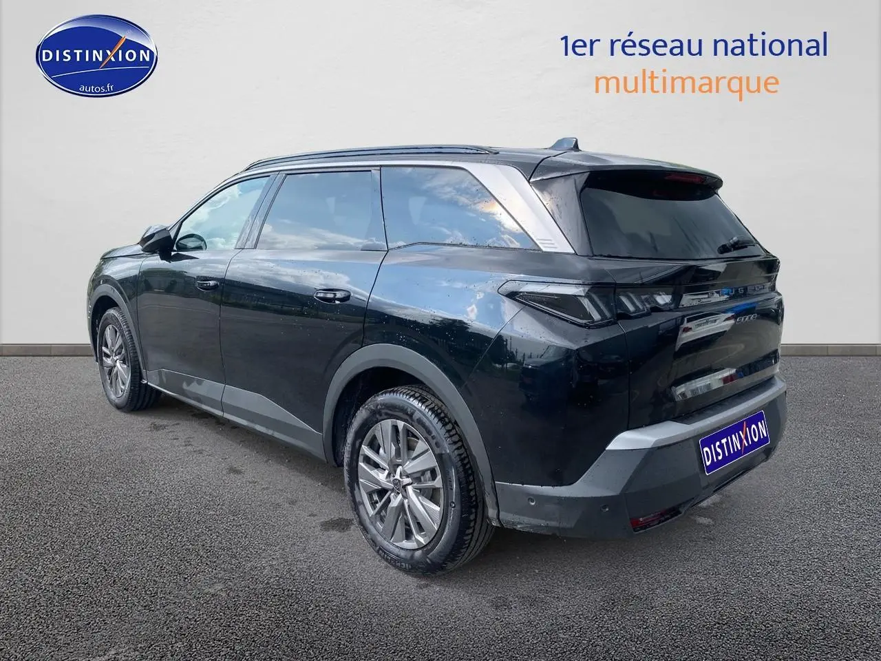 Vue 3/4 arrière droite d’un Peugeot 5008 Hybrid 145 Allure e-dcs6 noir avec jantes alu et vitres surteintées.