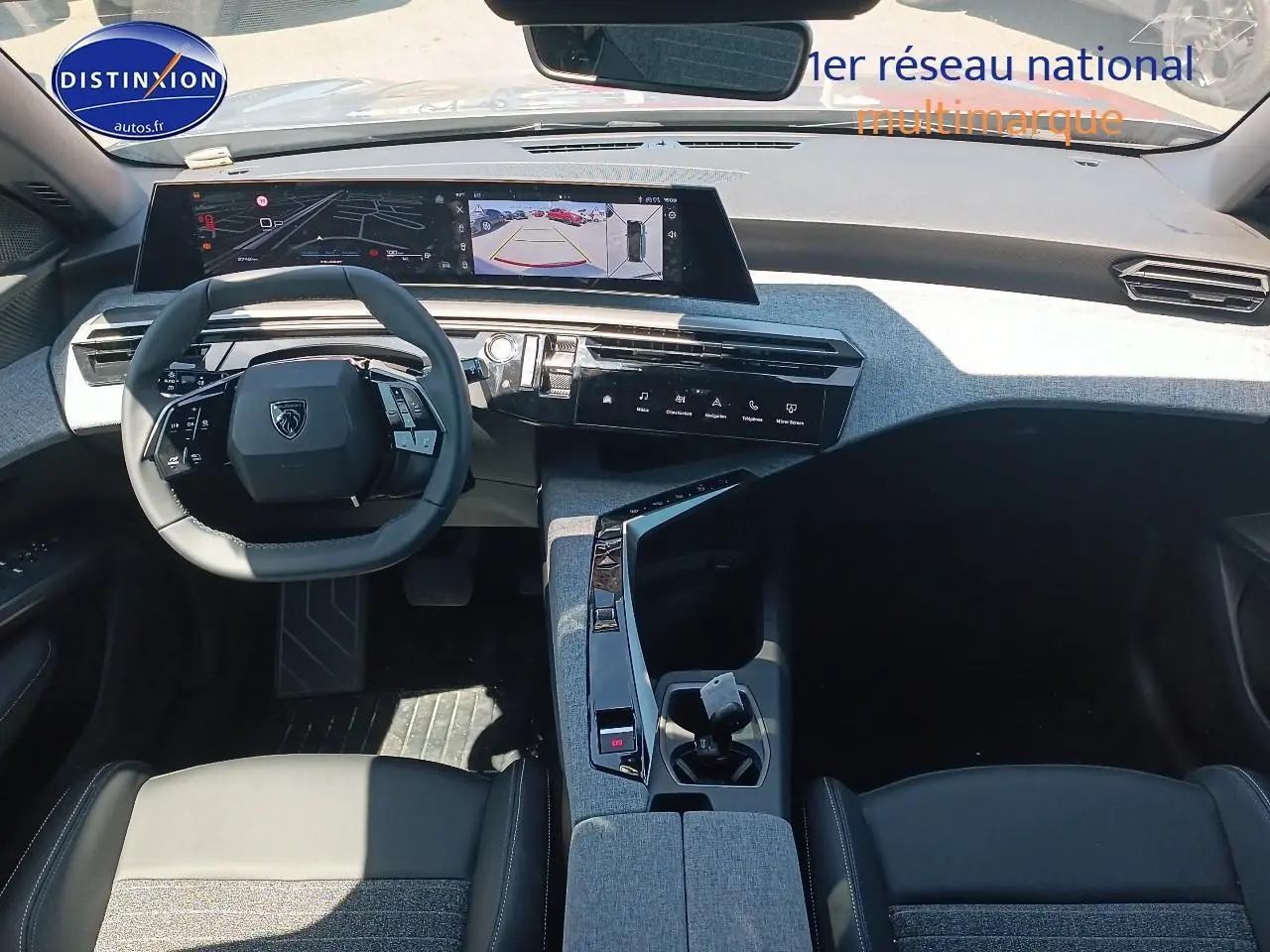 Vue intérieure avant du Peugeot 5008 Hybrid 145 allure e-dcs6 2025 avec tableau de bord numérique et volant cuir noir.