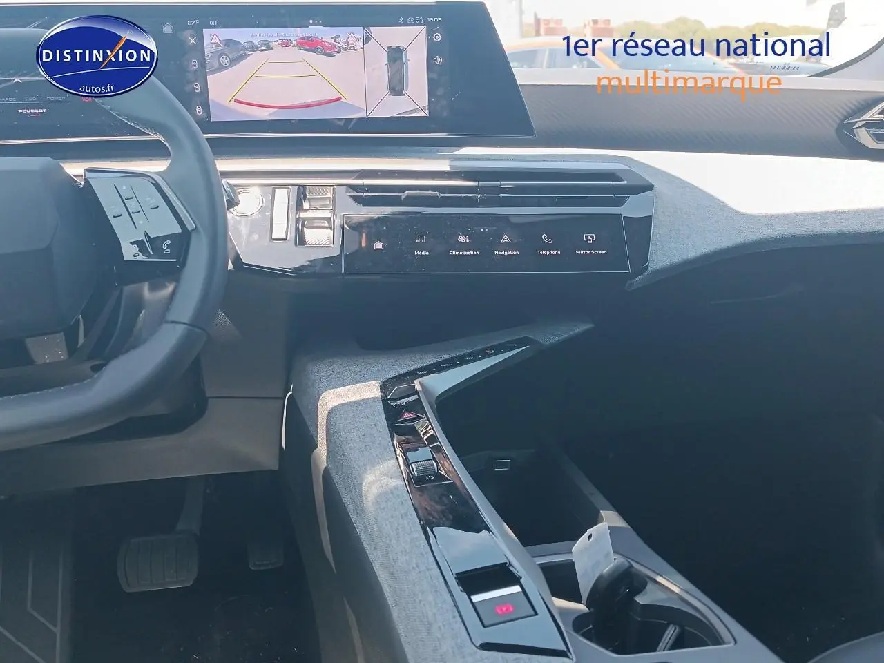 Vue intérieure du tableau de bord et console centrale du Peugeot 5008 Hybrid 145 allure e-dcs6 avec écran tactile et volant multifonction.