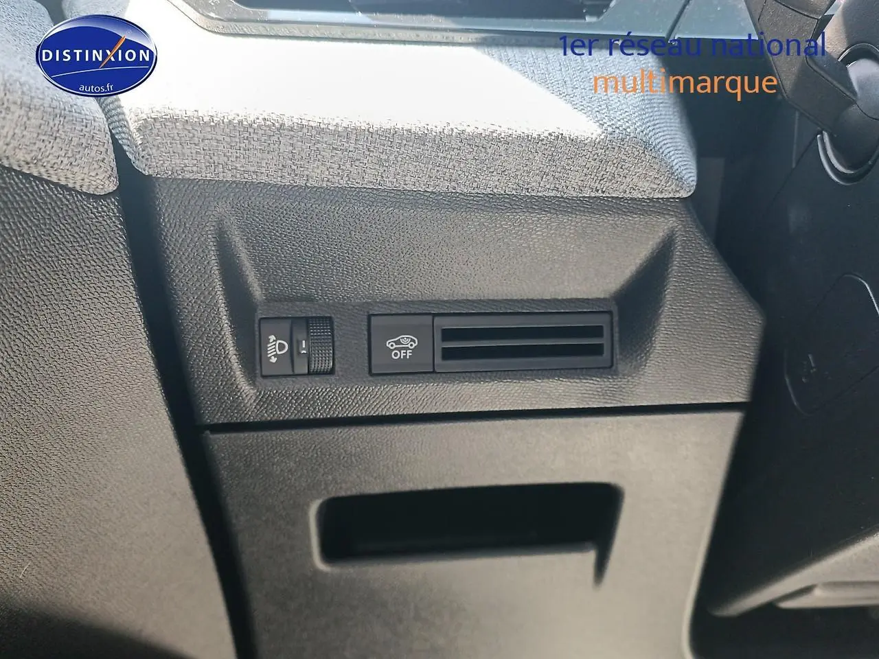 Détail du tableau de bord côté gauche avec commandes de phares et ventilation du Peugeot 5008 gris Artense 2025 Hybrid 145 allure.