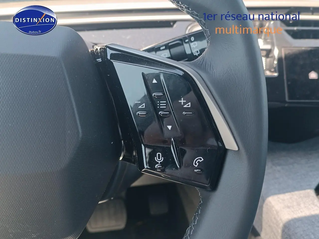 Gros plan sur les commandes vocales et audio au volant cuir noir du Peugeot 5008 Hybrid 145 allure e-dcs6 2025.