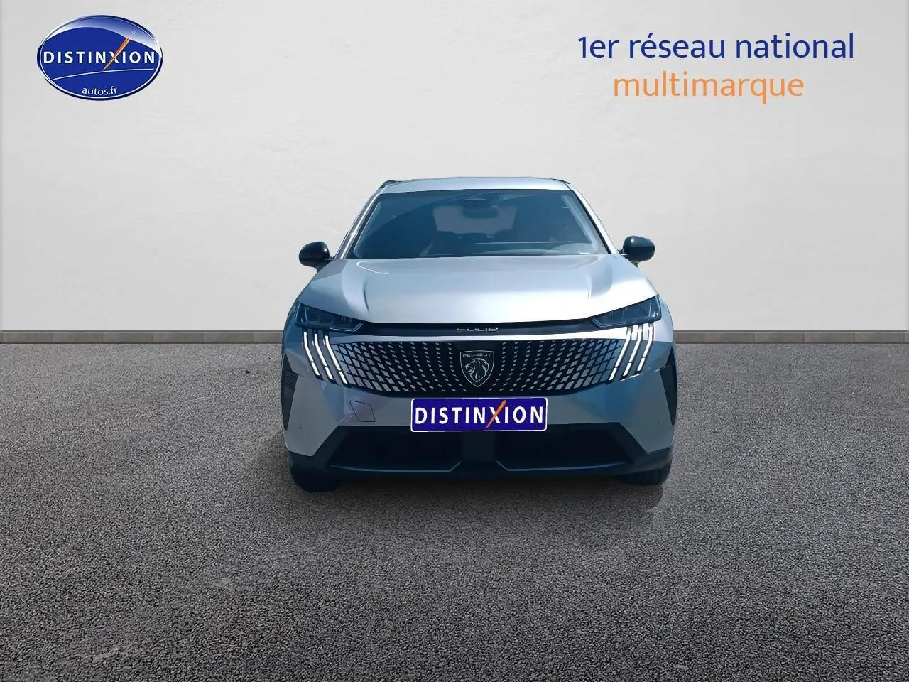 Vue frontale d'un Peugeot 5008 Hybrid 145 allure e-dcs6 gris artense avec calandre distinctive et phares LED.