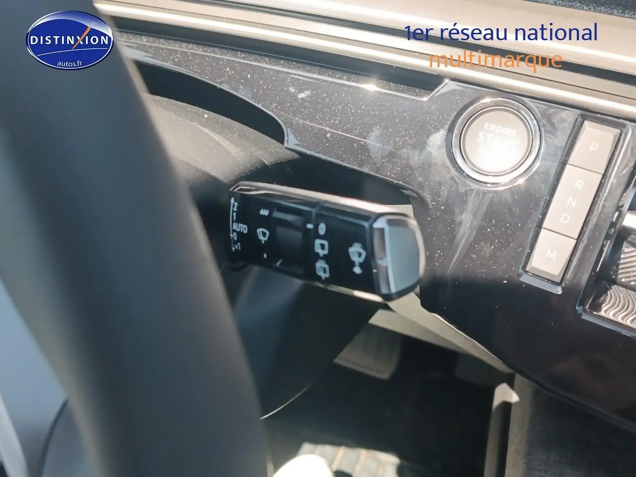 Détail du tableau de bord du Peugeot 5008 Hybrid 145 allure e-dcs6 2025, montrant la commande d’essuie-glace et le bouton start.
