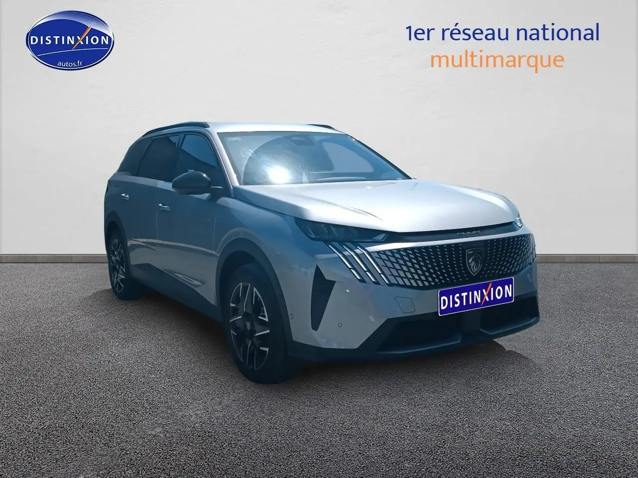 Peugeot 5008 Hybrid gris Artense en 3/4 avant droit, avec calandre distinctive et jantes alliage noires.