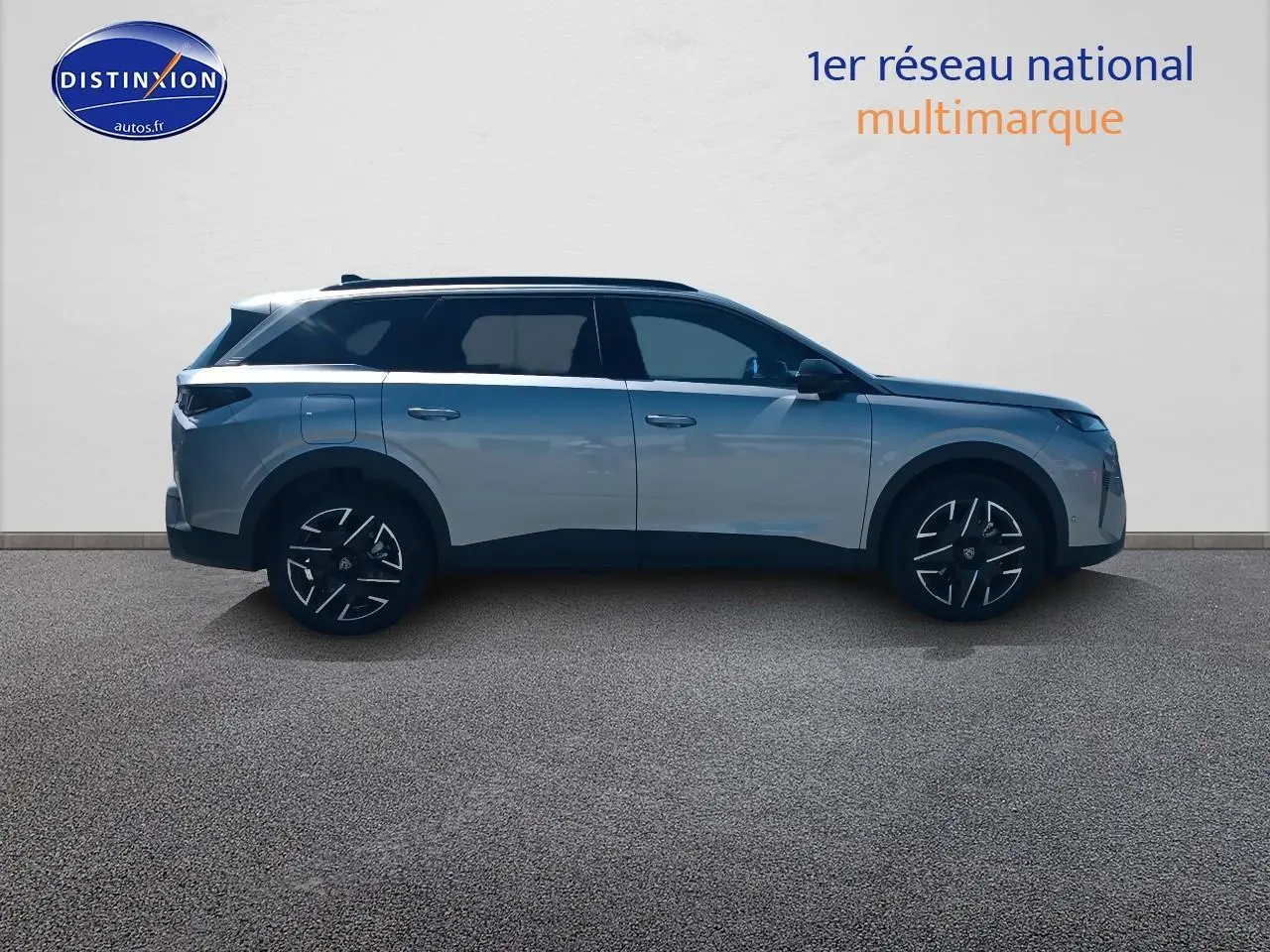 Vue de profil côté gauche du Peugeot 5008 Hybrid 145 allure gris artense avec jantes alu noires.