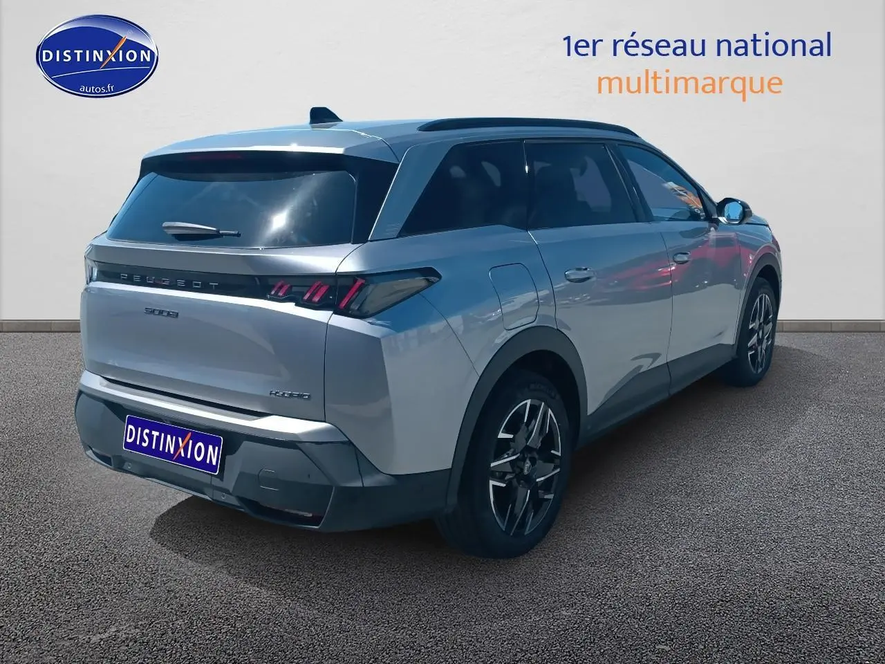 Vue 3/4 arrière droite d’un Peugeot 5008 Hybrid 145 allure gris artense avec feux arrière LED et jantes alu.