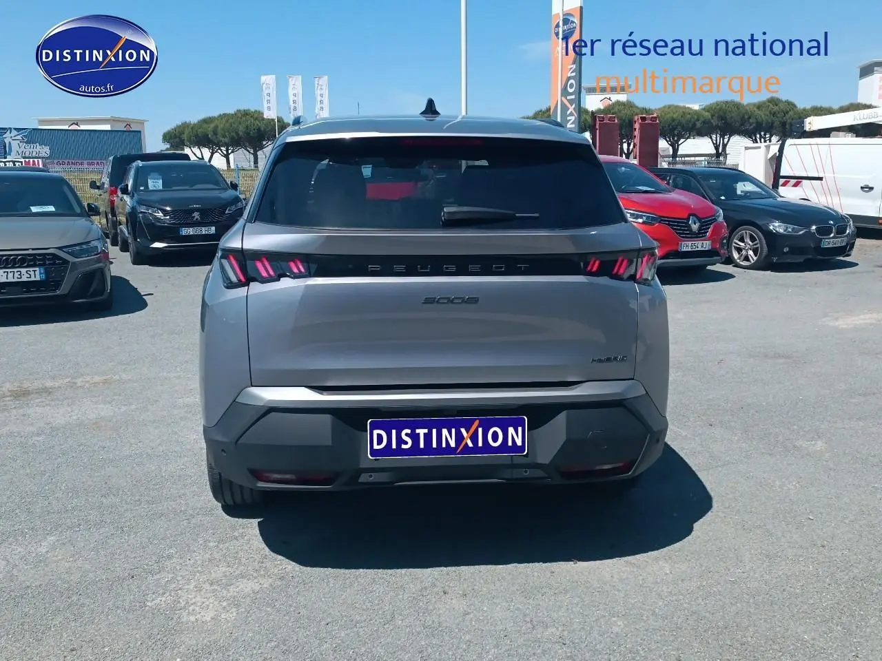 Vue arrière d'un Peugeot 5008 gris Artense avec feux LED caractéristiques et lunette arrière surteintée.