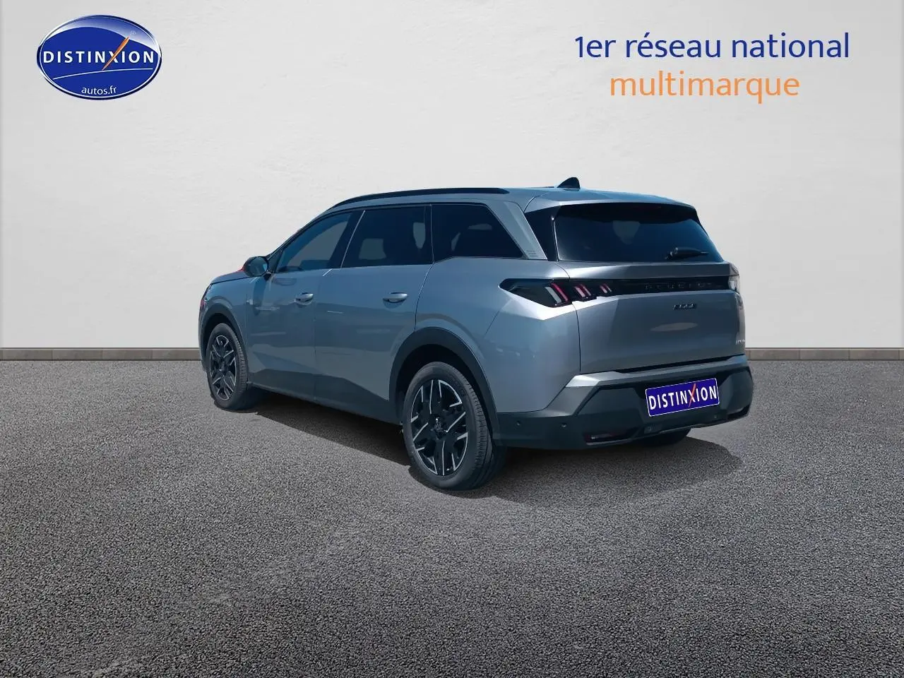 Peugeot 5008 Hybrid 145 allure gris artense, vue 3/4 arrière droit avec jantes alu noires.