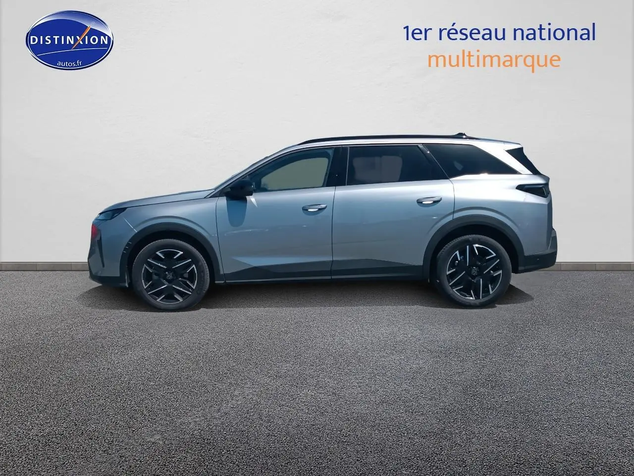 Vue de profil côté gauche d'un Peugeot 5008 Hybrid 145 allure e-dcs6 gris artense avec jantes alu noires.