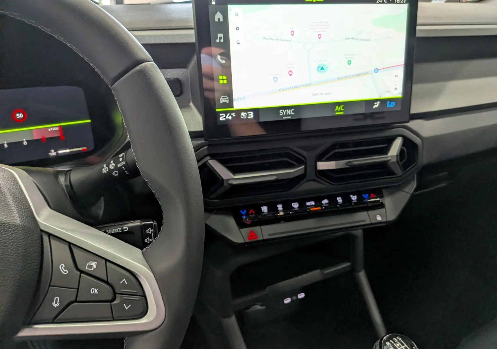 Vue intérieure centrée sur le tableau de bord et volant du Dacia Bigster 2026 avec écran tactile et boîte manuelle.