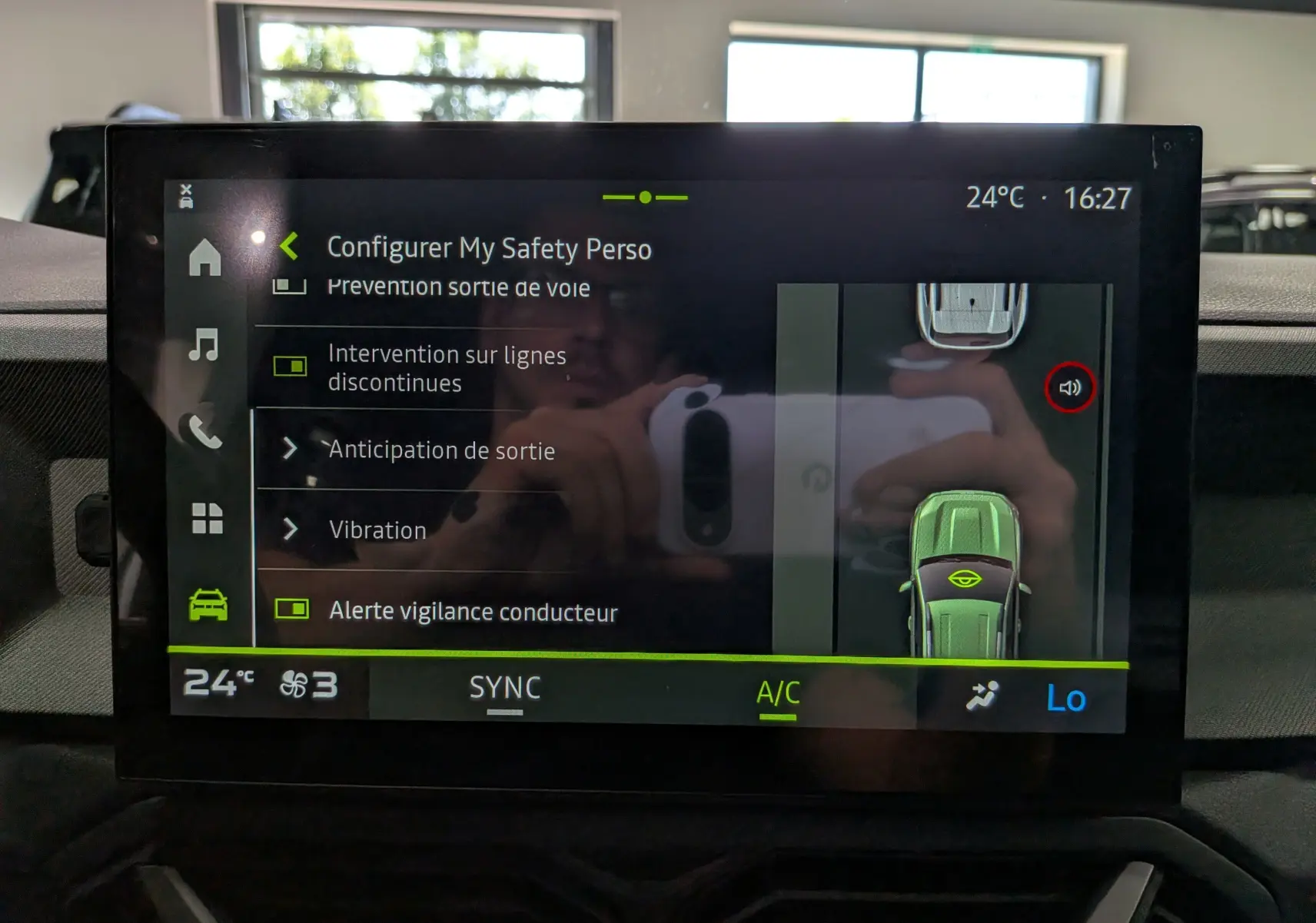 Écran tactile intérieur du Dacia Bigster 2026 affichant les options d'assistance à la conduite avec vue 360° du véhicule.