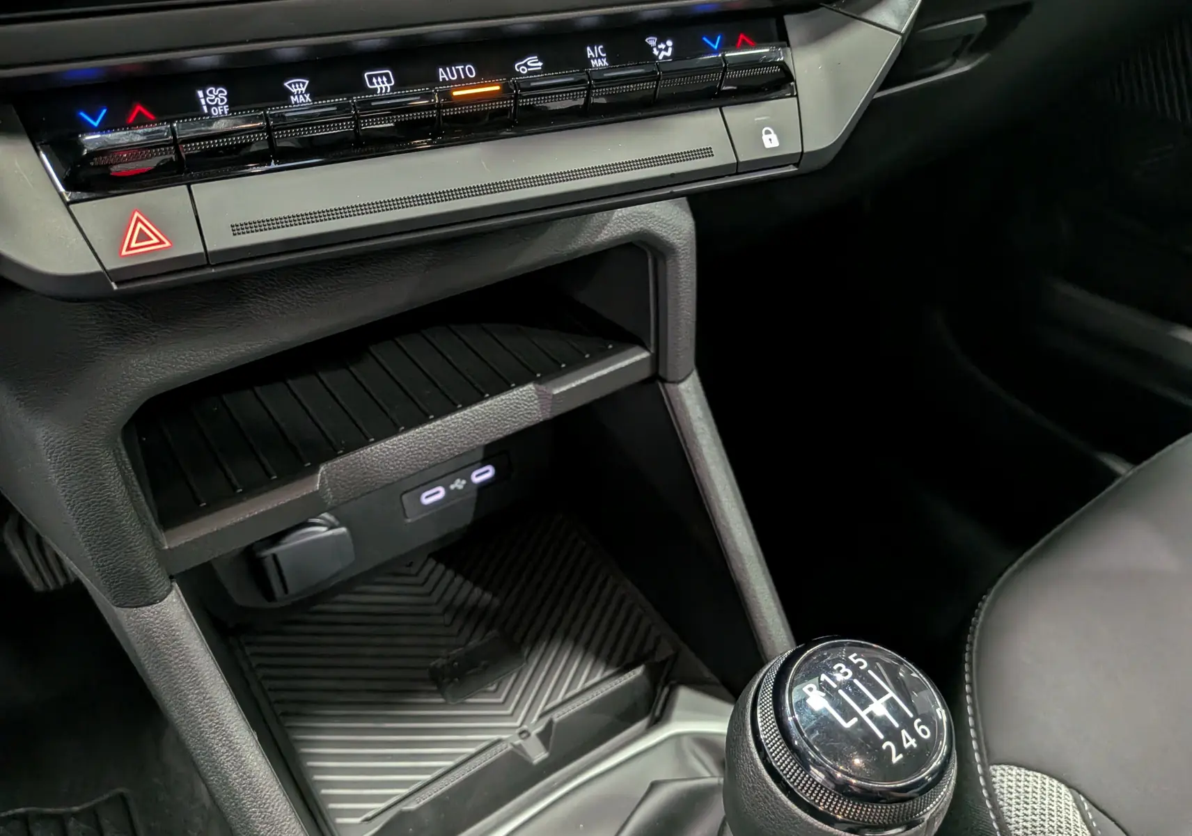 Gros plan sur la console centrale noire du Dacia Bigster 2026, mettant en valeur la boîte manuelle à 6 vitesses.