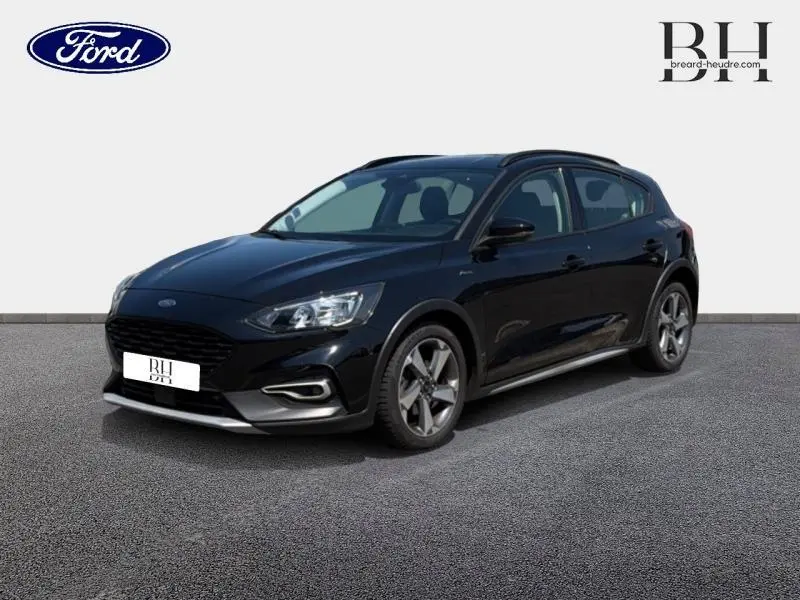 Ford Focus 1.0 Flexifuel noire métallisée vue 3/4 avant droit avec jantes alliage et boucliers ton caisse.