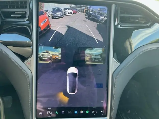 Écran central du Tesla Model X gris 2019 montrant la caméra de recul avec vue arrière et angles morts.