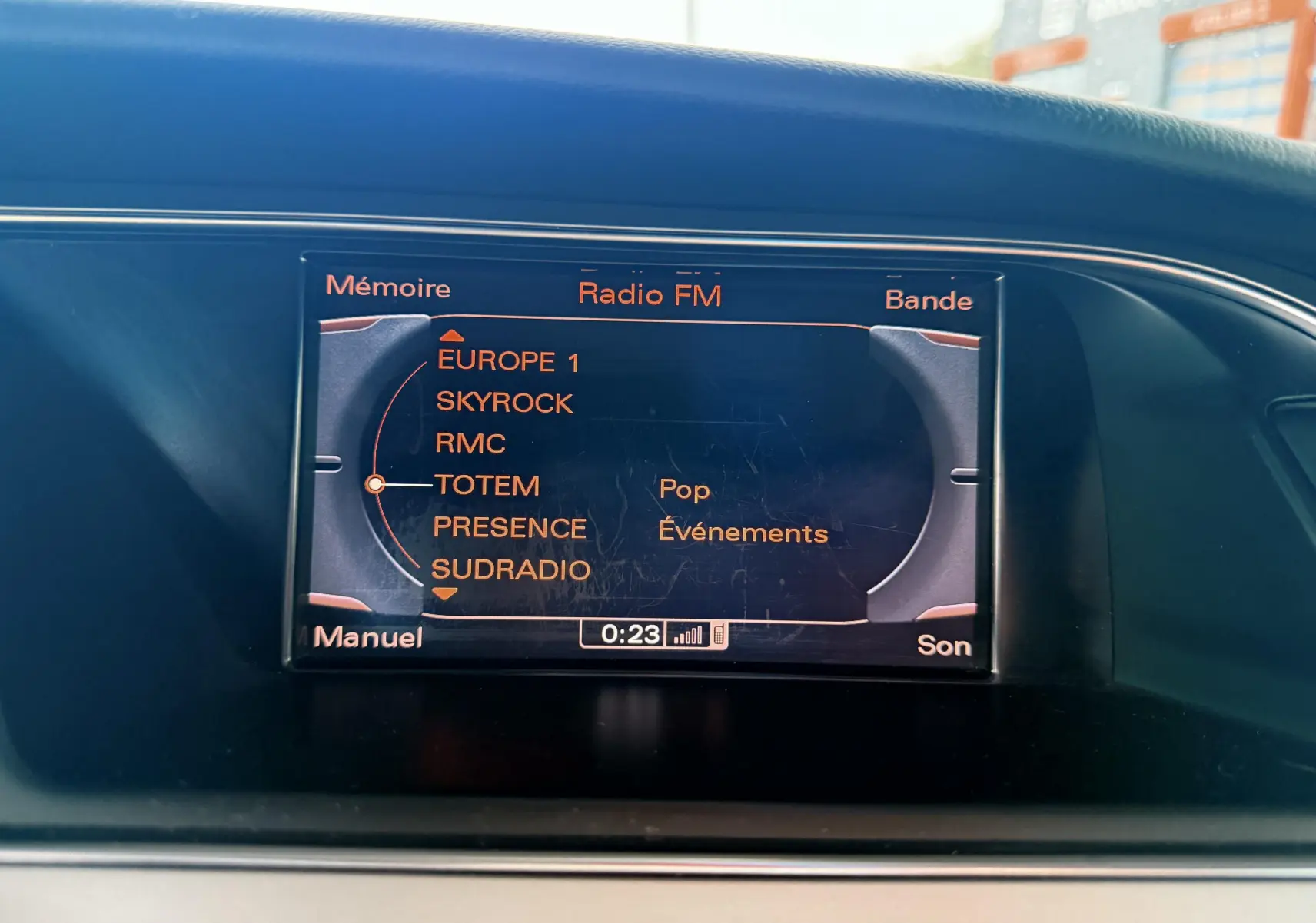 Écran central de l'Audi A5 gris 2011 affichant la liste des radios FM avec sélection sur TOTEM.