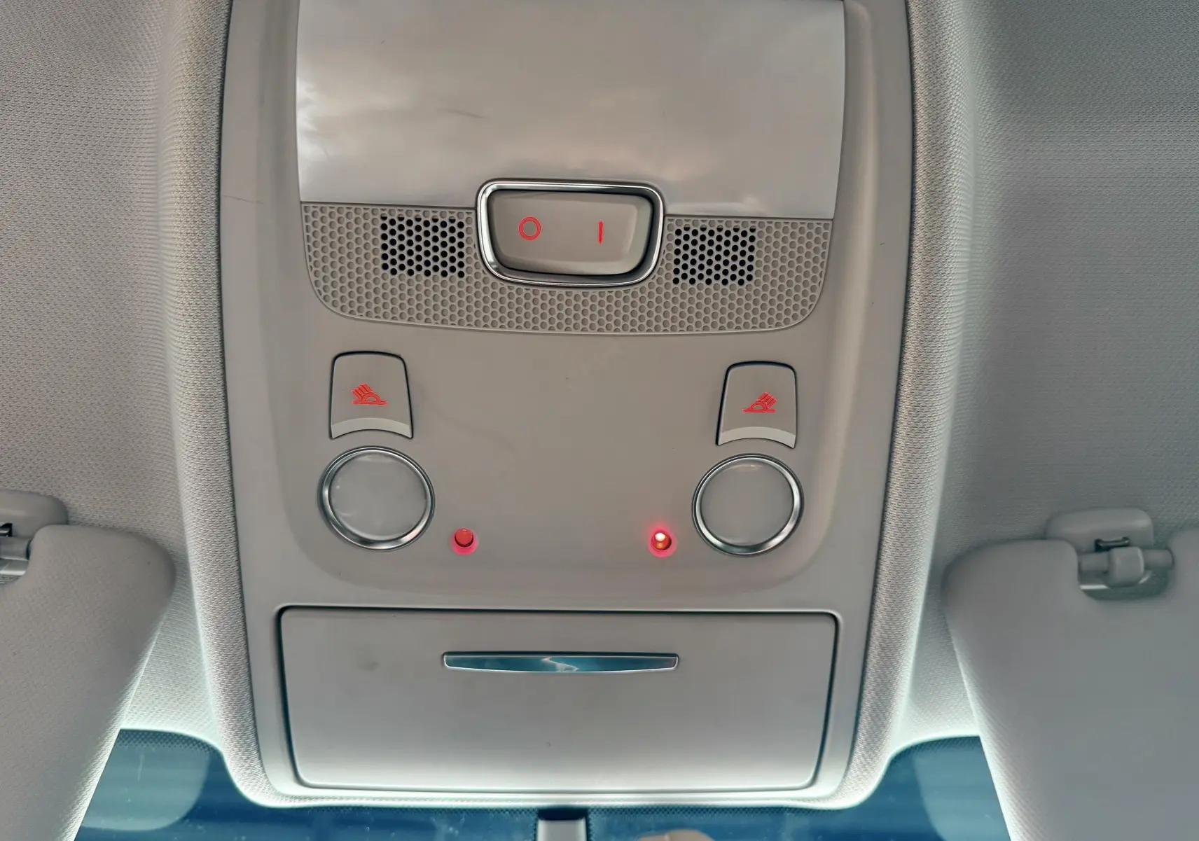 Vue intérieure du plafonnier gris clair de l'Audi A5 avec commandes d'éclairage et deux voyants rouges allumés