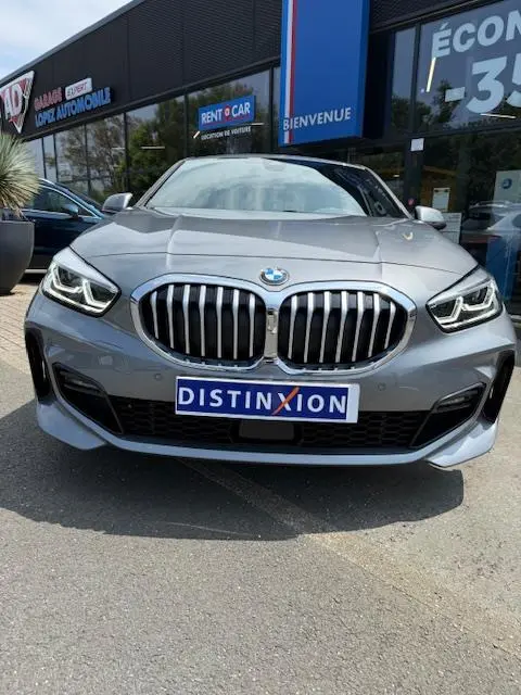 Vue avant d'une BMW Série 1 118d gris foncé avec calandre double haricot et phares LED marqués.