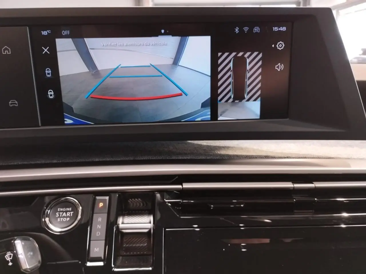 Écran central du Peugeot 5008 bleu Ingaro montrant la caméra de recul et la vue 360° intérieure.