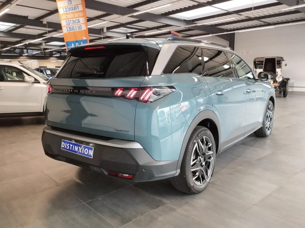 Vue 3/4 arrière droite du Peugeot 5008 bleu Ingaro avec feux arrière à LED 3 griffes et jantes alliage 19 pouces.