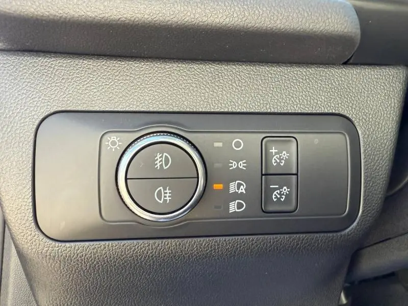 Gros plan sur les commandes d’éclairage intérieures noires du Ford Kuga 2024, avec bouton rotatif et réglages lumineux.