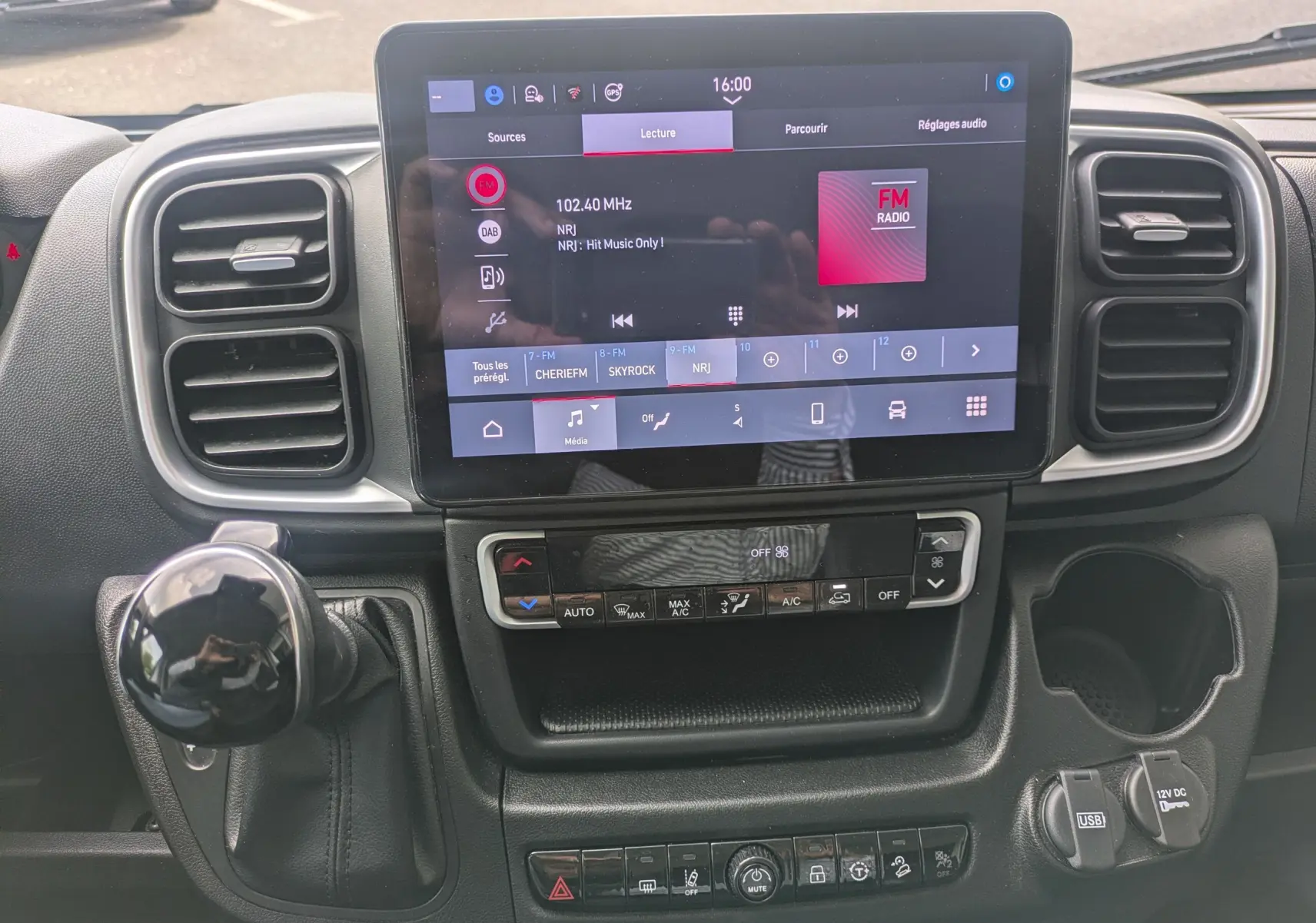 Vue rapprochée de la console centrale du Fiat Ducato Fourgon 2025, avec écran tactile et commandes climatisation visibles.