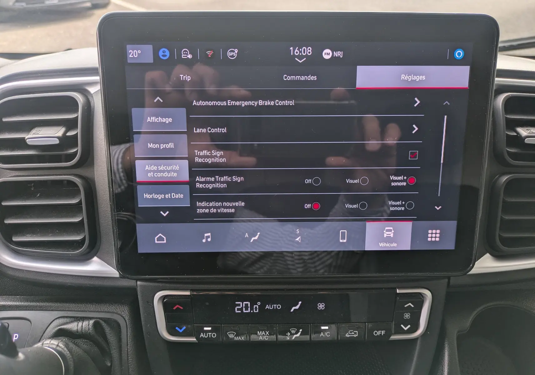 Écran tactile central du tableau de bord du Fiat Ducato Fourgon 2025, affichant les réglages d’aide à la conduite.