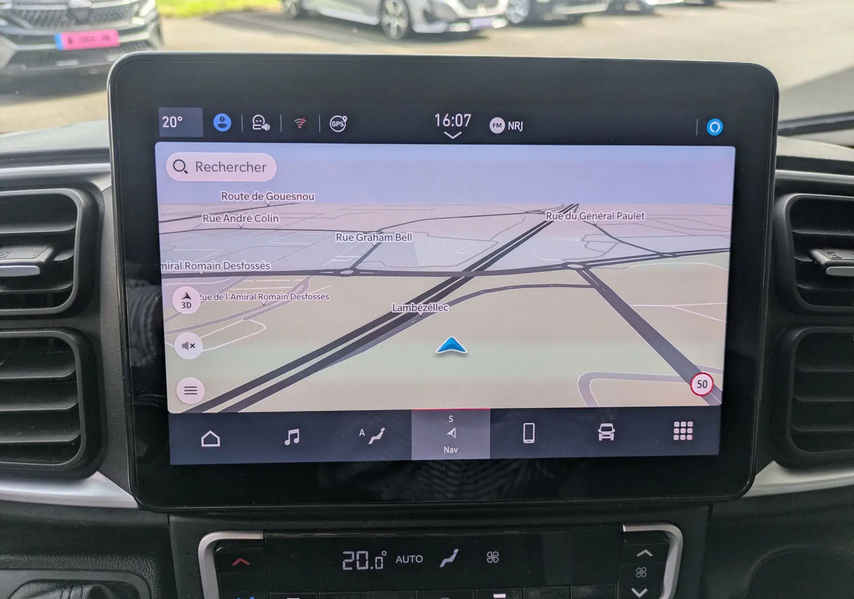 Écran tactile central du tableau de bord du Fiat Ducato Fourgon 2025 affichant la navigation GPS en mode carte.