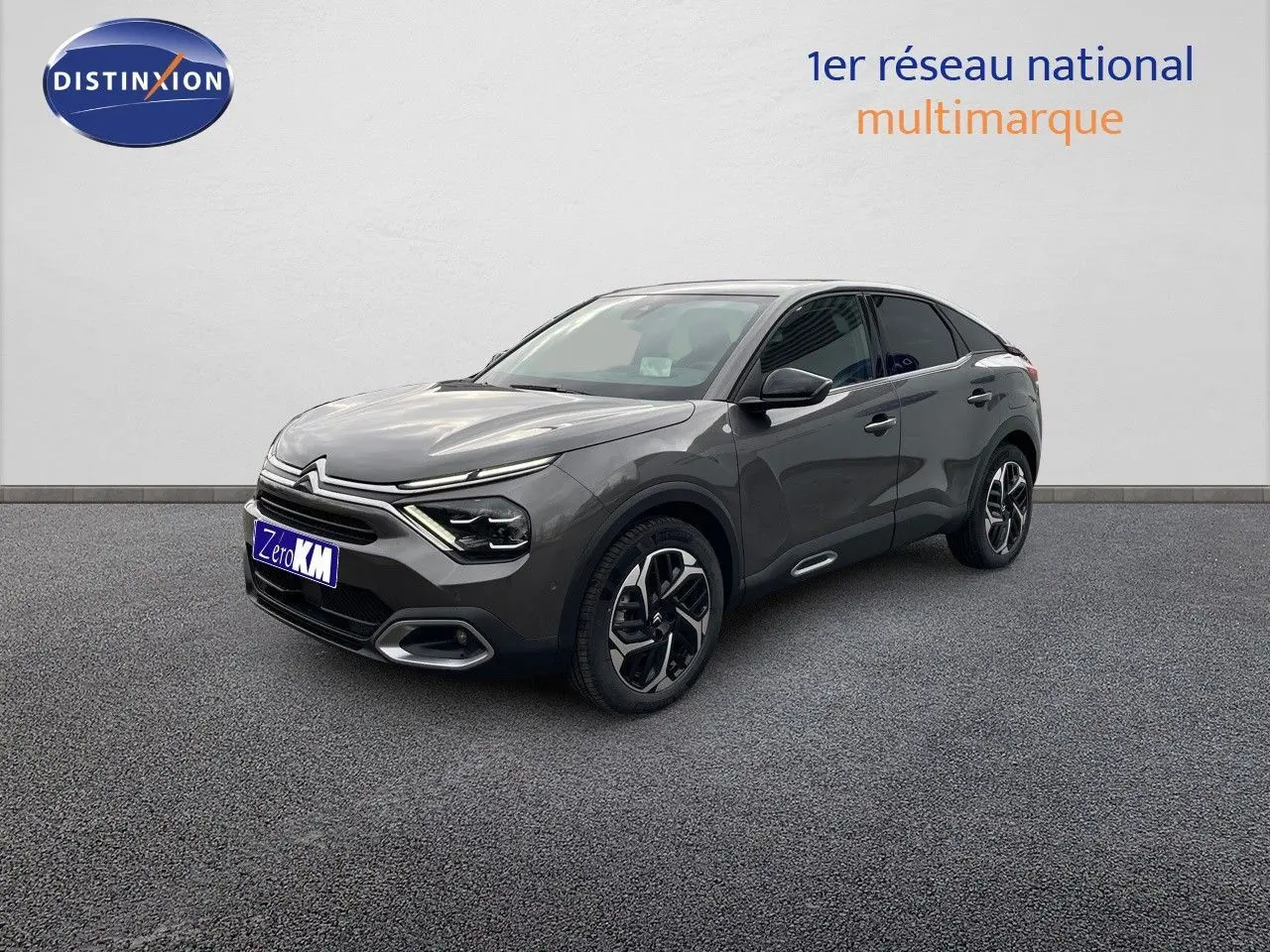 Citroën C4 gris platinium métal vue 3/4 avant droit, avec feux LED et jantes bi-ton distinctives.