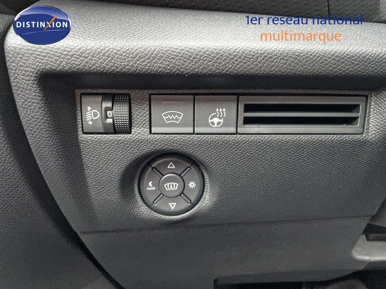 Détail du tableau de bord côté gauche de la Citroën C4 gris platinium, avec commandes d’éclairage et ventilation.