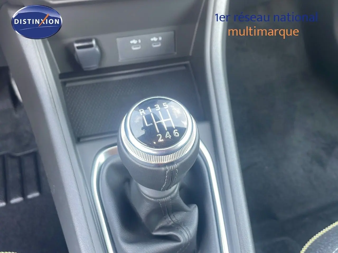 Gros plan sur le levier de vitesse manuel du Renault Captur bleu Iron Metal, mettant en valeur la boîte 6 rapports.
