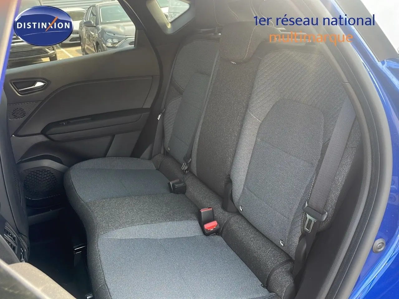 Vue intérieure côté gauche sur les sièges arrière gris du Renault Captur bleu Iron Metal 2025.