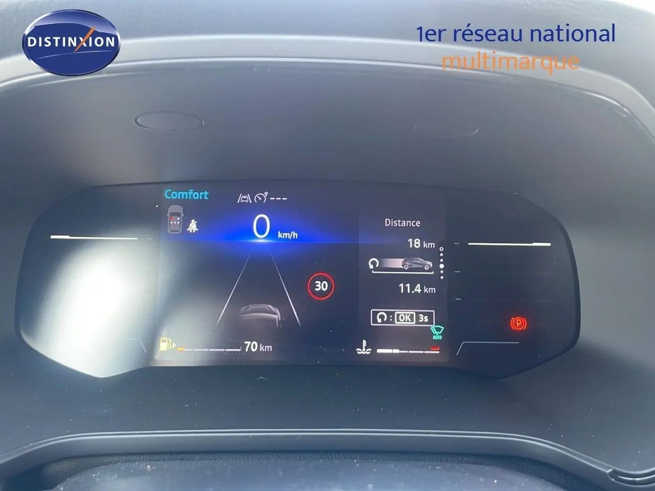 Tableau de bord numérique du Renault Captur bleu iron metal 2025 affichant la vitesse et l'autonomie.