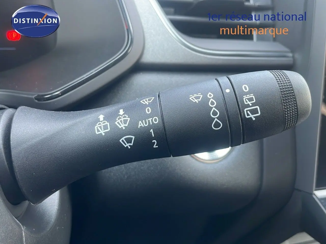 Le commodo d'essuie-glace du Renault Captur 2025, avec pictogrammes blancs sur fond noir, en gros plan intérieur.