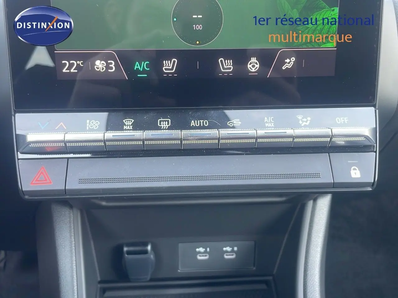 Tableau de bord du Renault Captur 2025 bleu Iron Metal, vue rapprochée sur la console centrale et commandes climatisation.