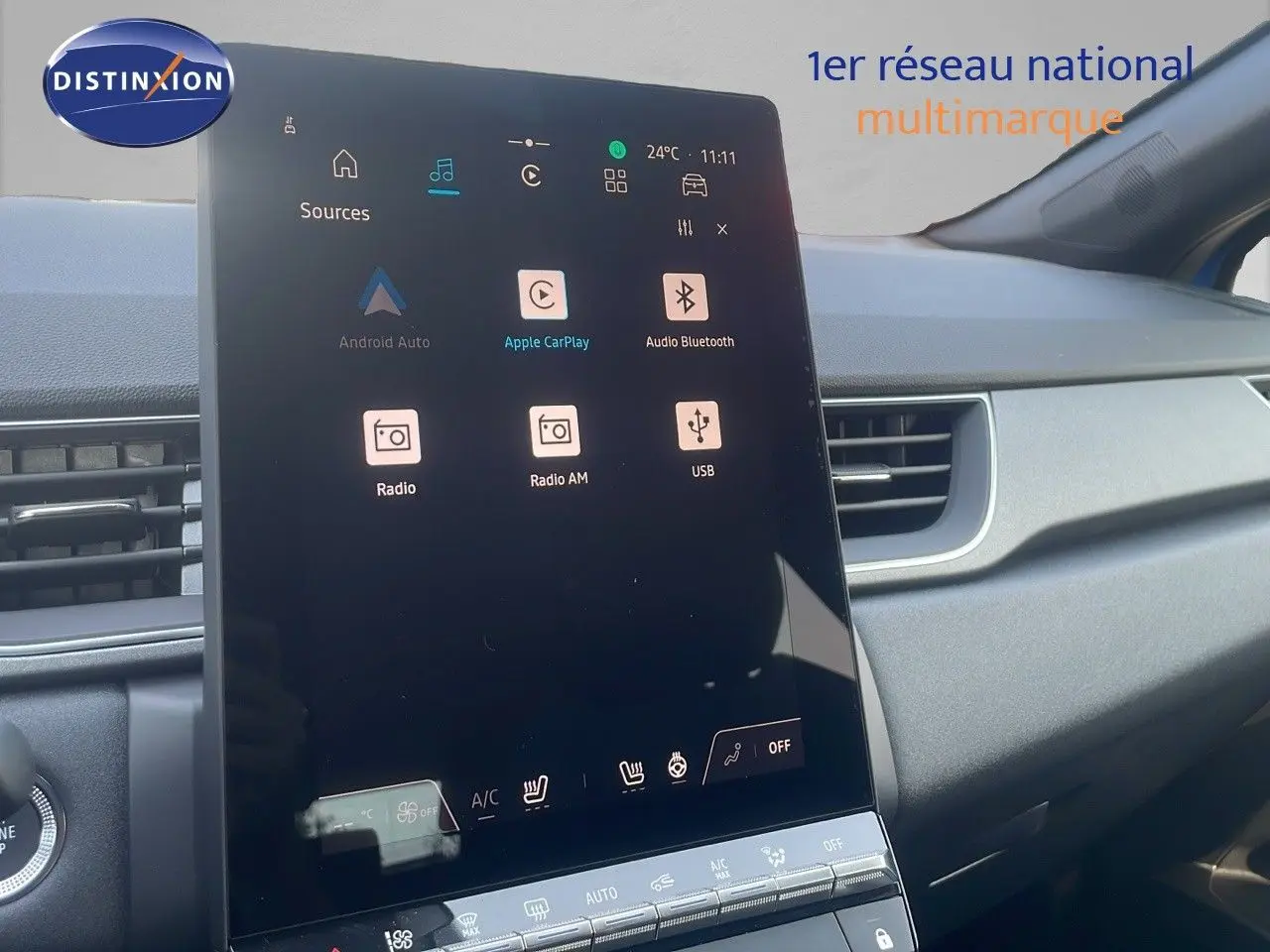 Vue intérieure du tableau de bord du Renault Captur 2025 avec écran tactile central et commandes climatisation.