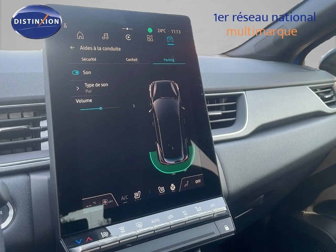 Écran tactile central du tableau de bord du Renault Captur bleu Iron Metal, affichant les aides à la conduite.