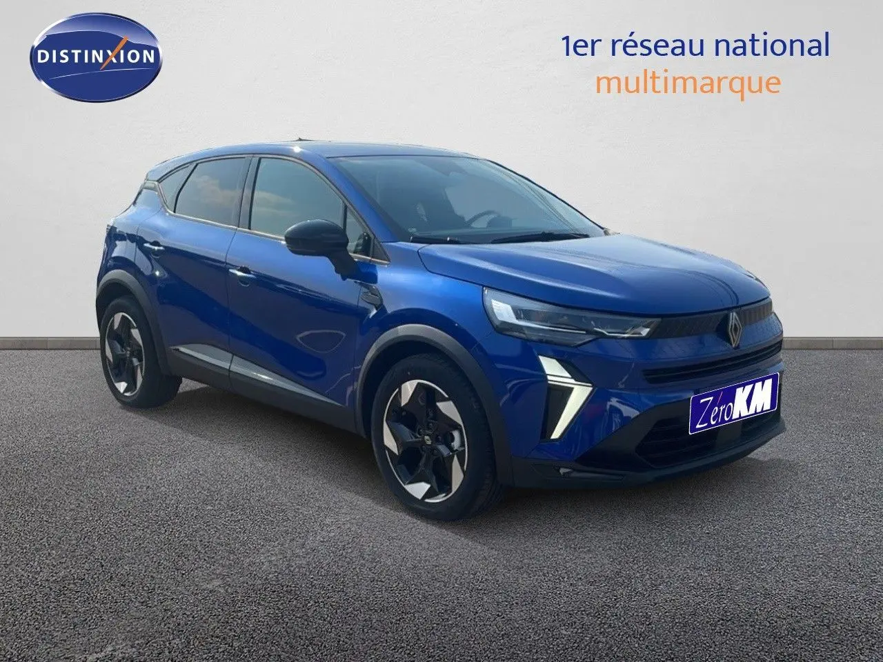 Renault Captur Bleu Iron Metal en 3/4 avant droit, SUV compact avec feux LED et jantes bi-ton distinctives.