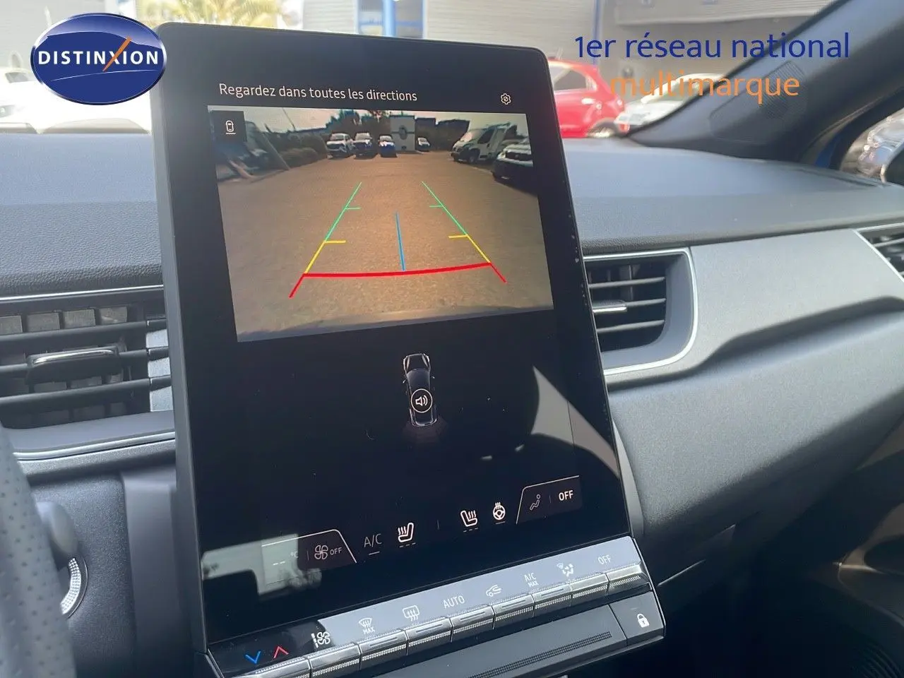 Vue intérieure du tableau de bord du Renault Captur 2025 bleu Iron Metal, écran tactile affichant la caméra de recul.
