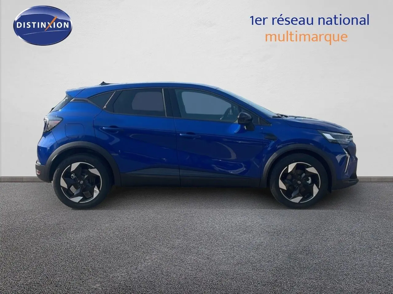 Profil côté gauche du Renault Captur 2025 bleu Iron Metal, version Mild Hybrid 140ch avec jantes bi-ton distinctives.