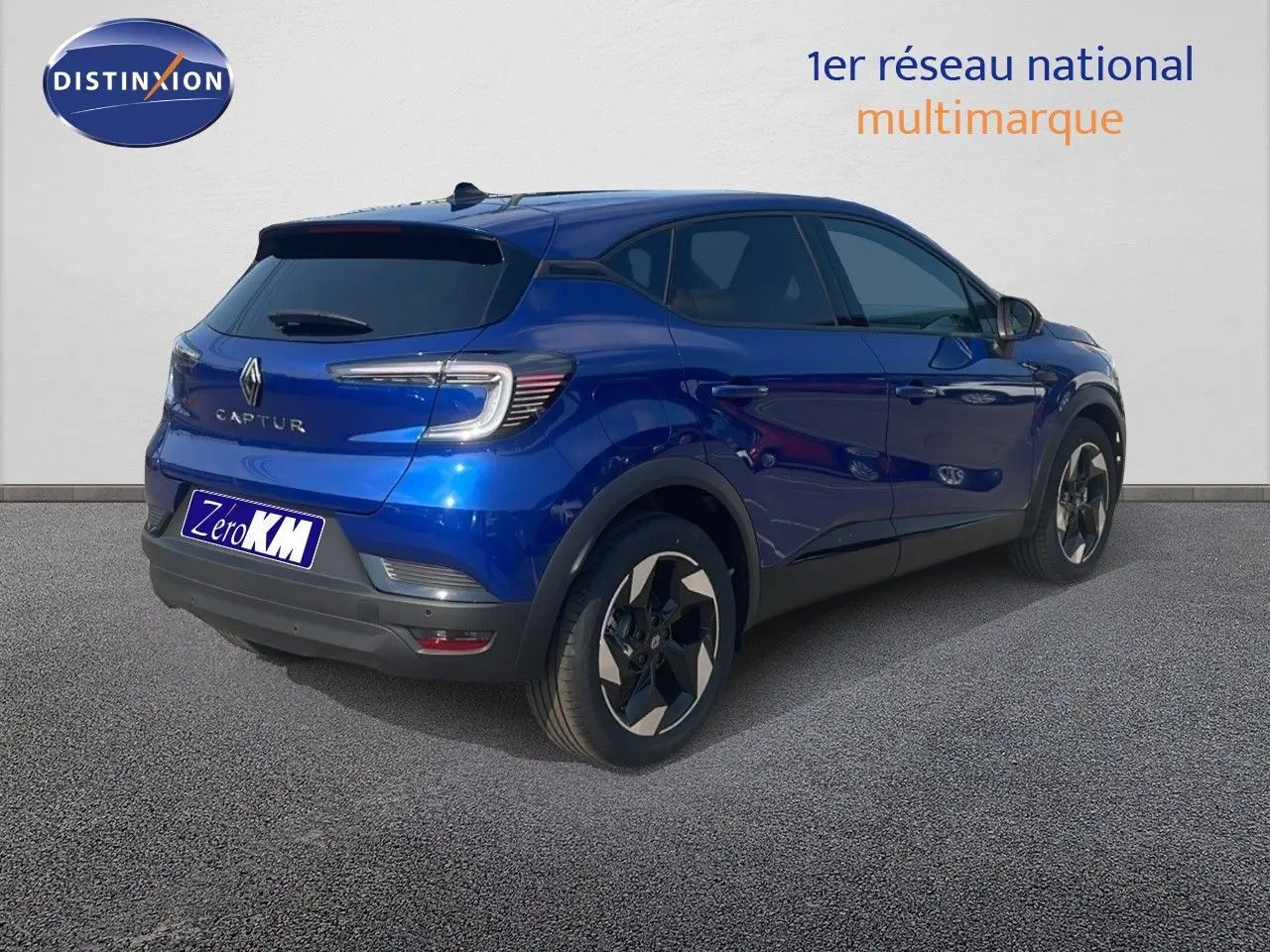 Renault Captur bleu Iron Metal vu en 3/4 arrière droit, avec jantes bi-ton et vitres teintées.