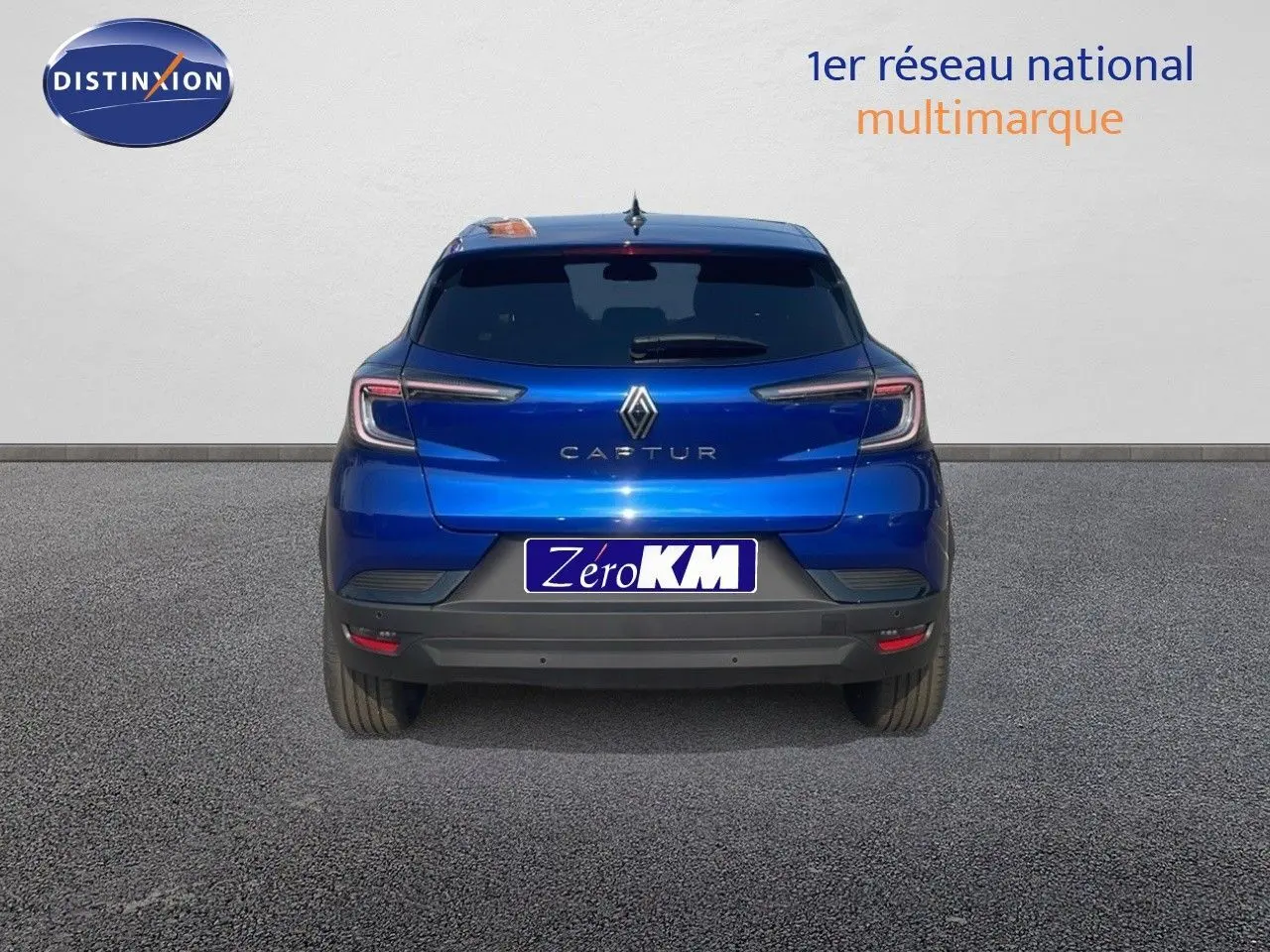 Vue arrière d'un Renault Captur bleu iron metal 2025 avec feux LED et plaque Zéro KM visible.