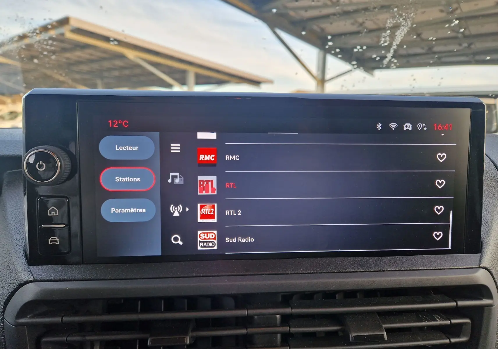 Écran tactile central du FIAT Scudo Fourgon 2024 affichant les stations radio, avec commandes et ventilation visibles.