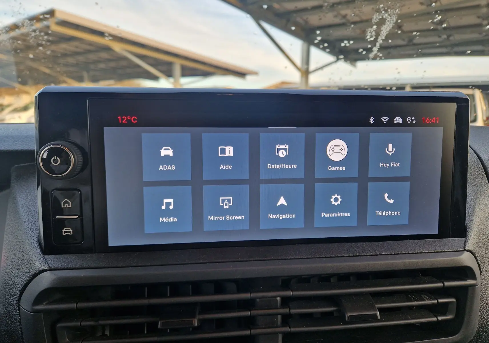 Écran tactile central du tableau de bord du Fiat Scudo Fourgon 2024, affichant les options connectivité et navigation.