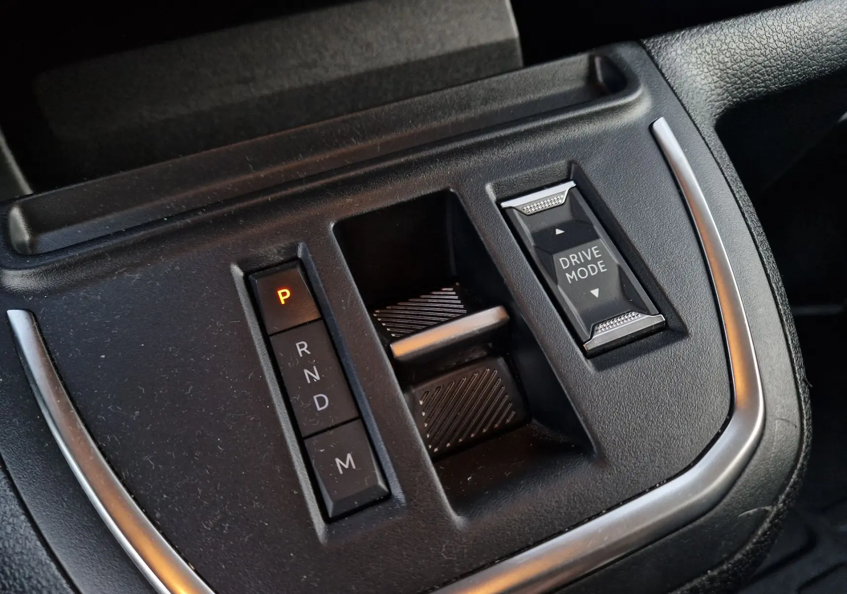 Gros plan sur la console centrale du FIAT Scudo Fourgon 2024, montrant la commande de boîte auto et le bouton Drive Mode.