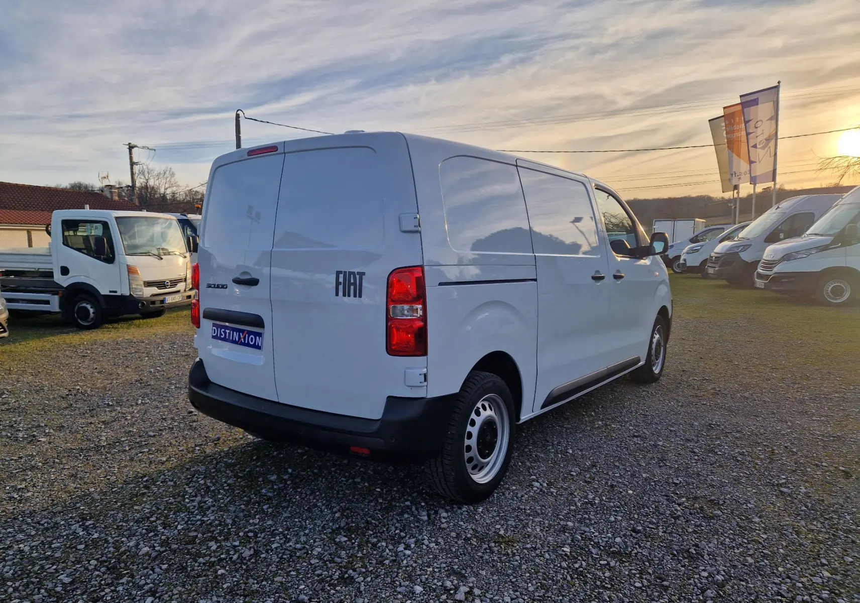Vue 3/4 arrière droite d'un FIAT Scudo Fourgon blanc 2024 avec garde au sol réhaussée et plaque de protection tôlée.