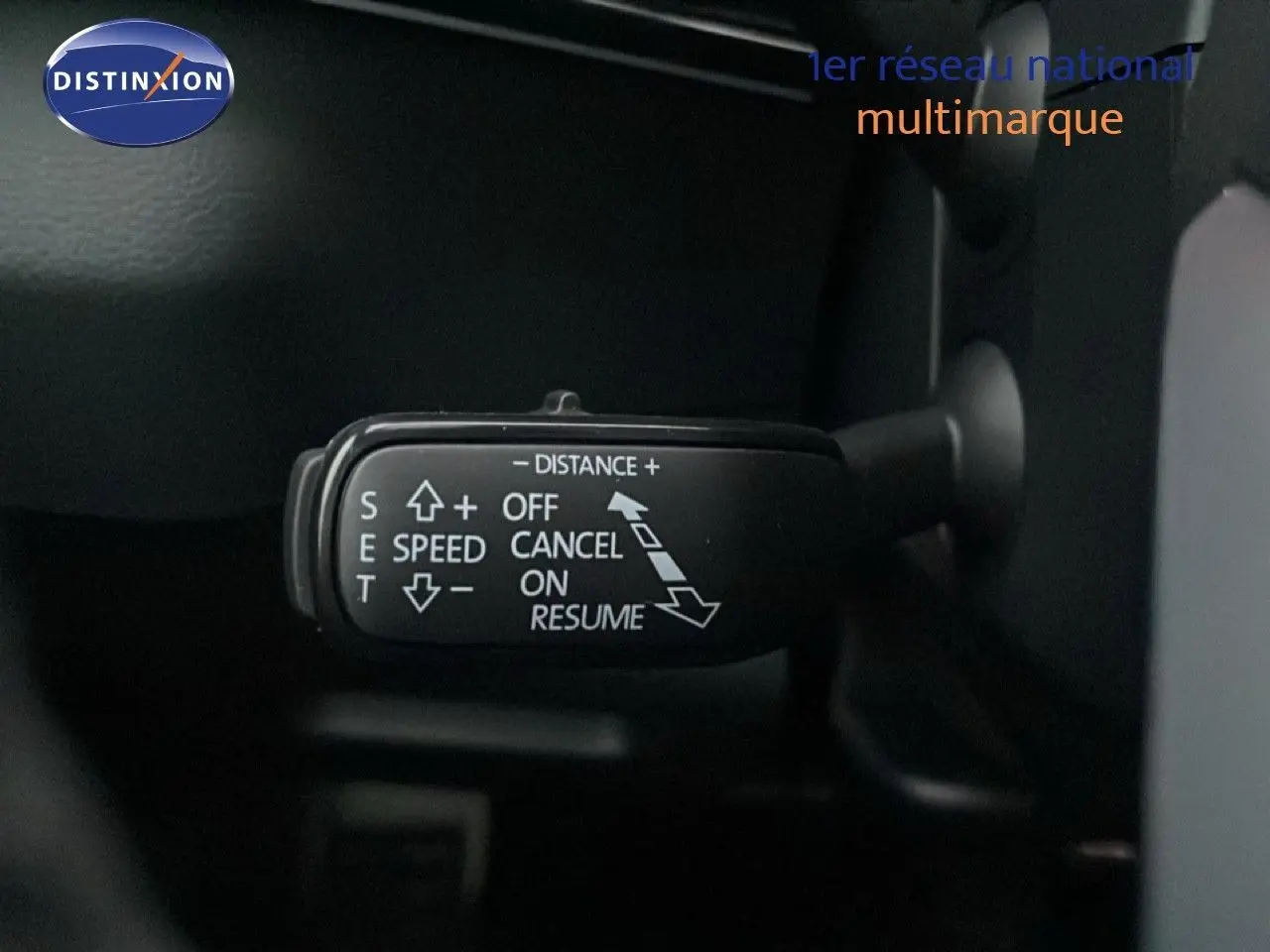 Gros plan sur la commande de régulateur de vitesse dans l’habitacle du Skoda Karoq gris argent 2025.