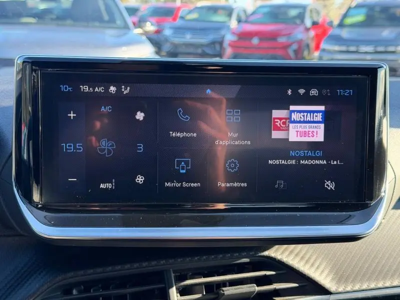 Écran tactile central de la Peugeot 2008 2024 affichant les réglages climatisation et options multimédia.